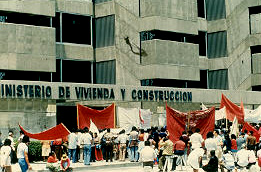 Manifestacion publica en contra del desalojo Distrito del Agustino Lima Peru
Cehap CIPUR 1981 

Palabras clave: DESALOJO LIMA PERU