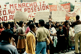 Manifestacion publica en contra del desalojo Distrito del Agustino Lima Peru
Cehap CIPUR 1981 

Palabras clave: DESALOJO LIMA PERU