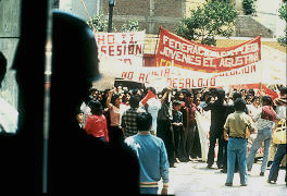 Manifestacion publica en contra del desalojo Distrito del Agustino Lima Peru
Cehap CIPUR 1981 

Palabras clave: DESALOJO LIMA PERU