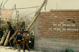 Manifestacion publica en contra del desalojo Distrito del Agustino Lima Peru
Cehap CIPUR 1981 

Palabras clave: DESALOJO LIMA PERU