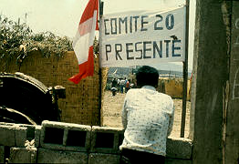 Pancarta informativa utilizada en manifestacion Distrito del Agustino Lima Peru
Cehap CIPUR 1981 

Palabras clave: DESALOJO LIMA PERU MANIFESTACIONES