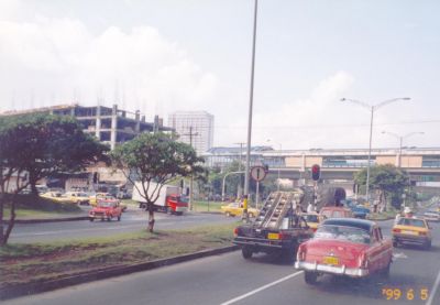 Sobre la Avenida Ferrocarril cerca a la estacion cisneros
CEHAP 1999
Palabras clave: Intercambio vial
