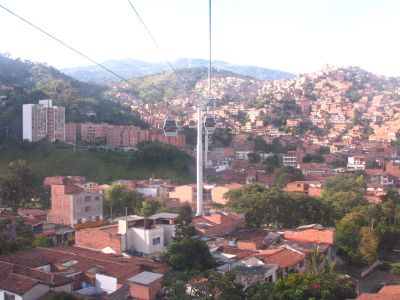 Cabinas metrocable sobre el barrio de San Javier 
SENIA SALAZAR MALDONADO 2008
Palabras clave: PANORAMICAS SAN JAVIER