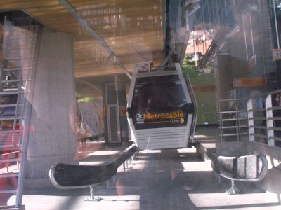 Cabina metrocable arribando en la estacion Juan XXIII
SENIA SALAZAR MALDONADO 2008
Palabras clave: METROCABLE VALLEJUELOS
