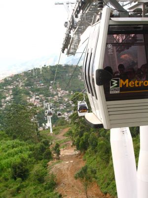 Cabina metrocable en su recorrido 
SENIA SALAZAR MALDONADO 2008
Palabras clave: METROCABLE PAJARITO