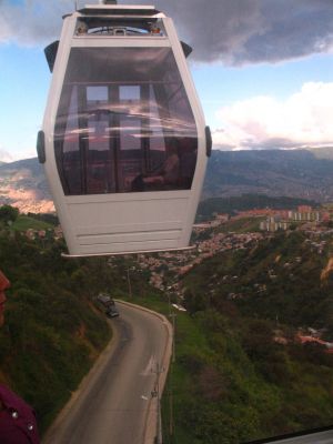 Cabina metrocable  Linea J, Abajo via de transporte terrestre
SENIA SALAZAR MALDONADO 2008
Palabras clave: METROCABLE PAJARITO VIAS