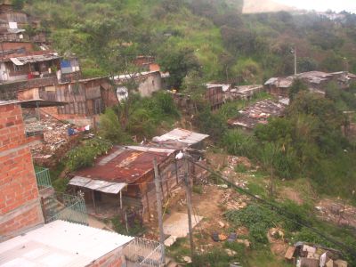 Viviendas informales Sector Vallejuelos
SENIA SALAZAR MALDONADO 2008
Palabras clave: METROCABLE PAJARITO VIVIENDA INFORMAL