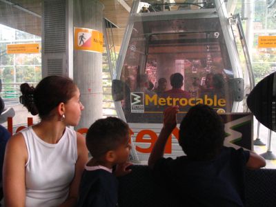 Pasajeros en el interior de cabina metrocable
SENIA SALAZAR MALDONADO 2008
Palabras clave: METROCABLE PAJARITO