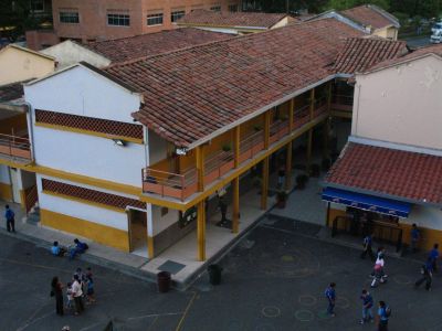 Escuela publica en zona de influencia metrocable linea j
SENIA SALAZAR MALDONADO 2008
Palabras clave: ESCUELAS METROCABLE PAJARITO