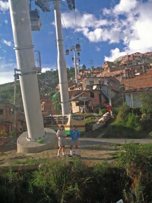 Habitantes del barrio la pradera junto a infraestructura del metrocable de Pajarito
SENIA SALAZAR MALDONADO 2008
Palabras clave: METROCABLE PAJARITO