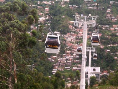 Dejando atras la estacion vallejuelos 
SENIA SALAZAR MALDONADO 2008
Palabras clave: METROCABLE PAJARITO