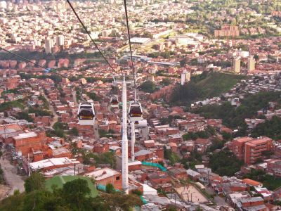 Panoramica descenso estacion Aurora 
SENIA SALAZAR MALDONADO 2008
Palabras clave: METROCABLE PAJARITO