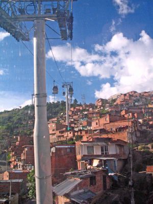 Metrocable pajarito en pleno acsenso sobre el barrio la pradera
SENIA SALAZAR MALDONADO 2008
Palabras clave: METROCABLE PAJARITO