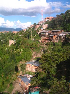 Viviendas informales construidas en zona de alto riesgo que se pueden apreciar desde el metrocable linea j
SENIA SALAZAR MALDONADO 2008
Palabras clave: METROCABLE PAJARITO VIVIENDA INFORMAL