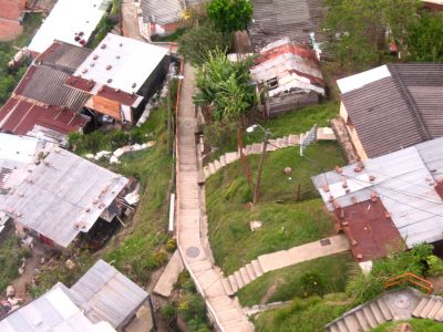 Vista general donde se pueden apreciar el tejido barrial 
SENIA SALAZAR MALDONADO 2008
Palabras clave: EDIFICACIONES METROCABLE PAJARITO