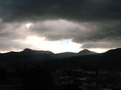 Vista de anochecer en Medellin desde la estacion metro de San Javier 
SENIA SALAZAR MALDONADO 
Palabras clave: MEDELLIN