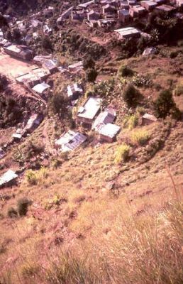 Viviendas en zona pendiente con peligro de deslizamiento, Cerro Pan de Azúcar
CEHAP, 1996
Palabras clave: ZONAS DE RIESGO PAN DE Azucar