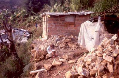 Viviendas en zona pendiente con peligro de deslizamiento, Cerro Pan de Azúcar
CEHAP, 1996
Palabras clave: ZONAS DE RIESGO PAN DE Azucar