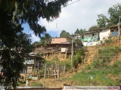 Viviendas construidas con desechos de la comunidad de desplazados Pinares de Oriente de Medellin
CEHAP, 2009
Palabras clave: PINARES DE ORIENTE INVASIONES MEDELLIN