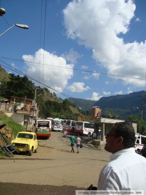 Paradero de buses en Pinares de Oriente, comuna 8, Medellin
CEHAP, 2009
Palabras clave: PINARES DE ORIENTE BARRIOS VIAS Y TRANSPORTE