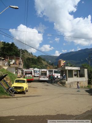 Paradero de buses de la comuna 8
CEHAP, 2009
Palabras clave: PINARES DE ORIENTE