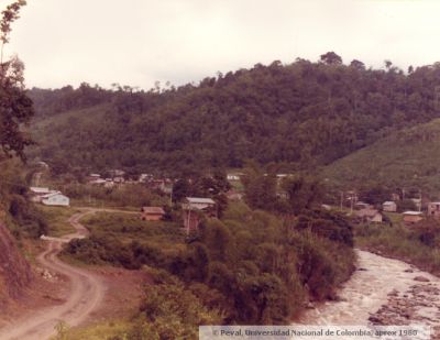 Vista general del asentamiento; en primer plano el rio Chan Chan, uno de los mas destructivos de la costa ecuatoriana
PEVAL, APROX 1980
Palabras clave: VENTURA PROVINCIA CAÑAR ECUADOR ASENTAMIENTO RURAL