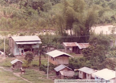 Algunas viviendas junto a la plaza central, al fondo el rio Chan Chan
PEVAL, APROX 1980
Palabras clave: VENTURA PROVINCIA CAÑAR ECUADOR