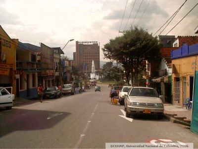 Calle que conecta el sector San Lorenzo con el centro
CEHAP 2006
Palabras clave: SECTOR SAN LORENZO MEDELLIN