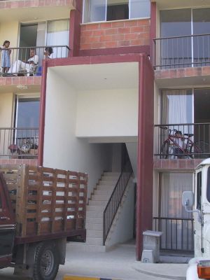 Ingreso a bloque de edificio de vivienda Torres del Palmar
LUIS FERNANDO GONZALEZ, 2004
Palabras clave: HABITABILIDAD VIVIENDA