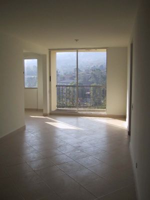 Interior vivienda donde se aprecia el espacio reducido 
LUIS FERNANDO GONZALEZ, 2004
Palabras clave: HABITABILIDAD VIVIENDA