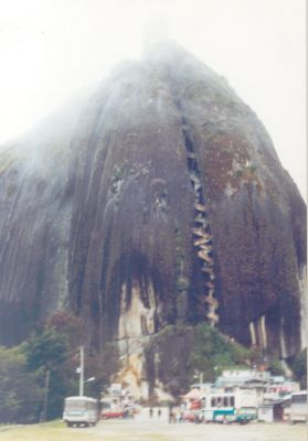 Piedra del peñol con algunas edificaciones a su alrededor
CEHAP 2000
Palabras clave: PEÑOL PIEDRA