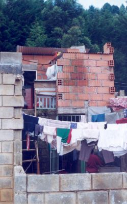 Ropa secando en patio de  vivienda
CEHAP 2000
Palabras clave: PATIOS VIVIENDAS