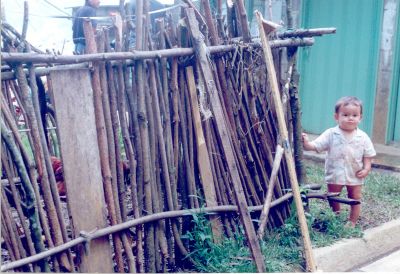 Niño en afueras de su casa junto a cerca de madera
CEHAP 2000
Palabras clave: HABITANTES