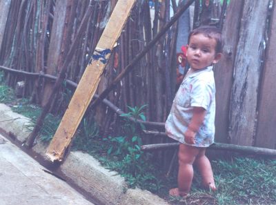 Niño en afueras de su casa 
CEHAP 2000
Palabras clave: HABITANTES