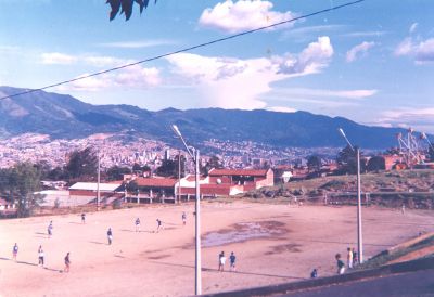 Cancha de futbol en barrio Kennedy de Medellin
CEHAP, 1992
Palabras clave: RECREACION COMUNAS MEDELLIN