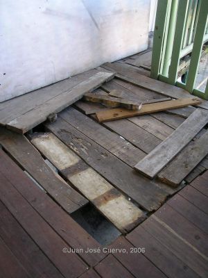 Detalle del estado de deterioro del piso de Inquilinato de Medellin
JUAN JOSE CUERVO
2006
Palabras clave: TESIS INQUILINATOS NIQUITAO