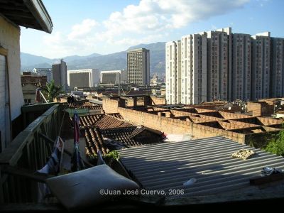 Panoramica de Edificio San Sebastian desde un Inquilinato, Niquitao, Medellin
JUAN JOSE CUERVO
2006
Palabras clave: TESIS INQUILINATOS NIQUITAO