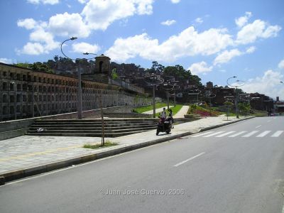 Calle en las afueras del  Cementerio San Lorenzo del barrio Niquitao, Medellin
JUAN JOSE CUERVO
2006
Palabras clave: CEMENTERIOS
