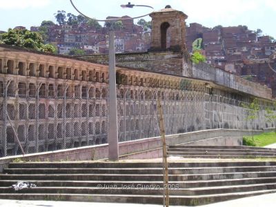 Vista Lateral del Cementerio San Lorenzo de Niquitao, Medellin
JUAN JOSE CUERVO
2006
Palabras clave: CEMENTERIO