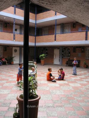 Zona comun del Edificio San Vicente, solucion de vivienda de interes social de Corvide para trasladar habitantes de Inquilinatos, Medellín
JUAN JOSE CUERVO
2006
Palabras clave: VIS PROGRAMAS DE VIVIENDA VIVIENDA COMPARTIDA