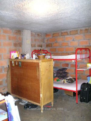 Alcoba de apartamento de vivienda de interes social Edificio San Vicente, Medellin
JUAN JOSE CUERVO
2006
Palabras clave: TESIS INQUILINATOS NIQUITAO HABITABILIDAD