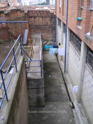 Zona comun de Vivienda de Interes Social, Edificio San Vicente, Medellin
JUAN JOSE CUERVO
2006
Palabras clave: TESIS INQUILINATOS NIQUITAO