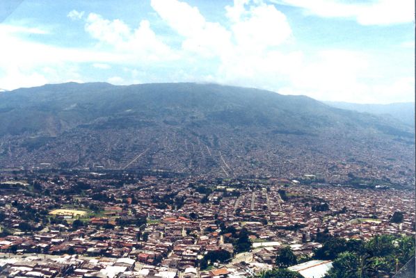 Panoramica de la Comuna Noroccidental, Medellin
CEHAP 1999
Palabras clave: TALLER 23