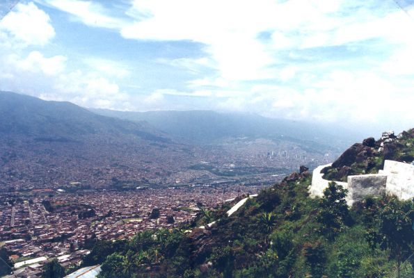 Panoramica zonas aledañas al cerro El Picacho, Medellin
CEHAP 1999
Palabras clave: TALLER 23