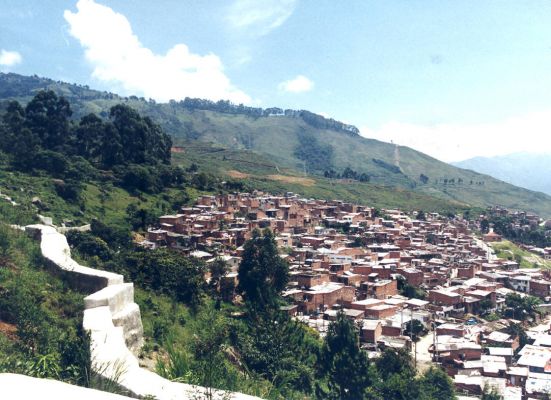 Panoramica zona aledaña al Cerro El Picacho, Medellin
CEHAP 1999
Palabras clave: TALLER 23 EL PICACHO