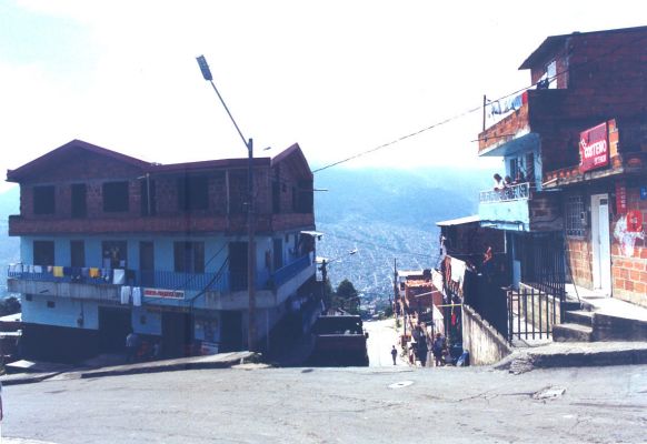 Viviendas de dos y tres pisos en la Comuna Noroccidental de Medellin
CEHAP 1999
Palabras clave: TALLER 23 BARRIOS MEDELLIN