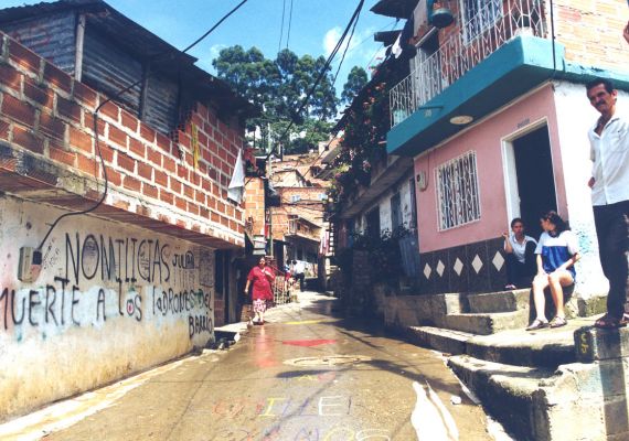 Vias secundarias, barrio Doce de Octubre
CEHAP 1999
Se aprecia grafiti "No milicias muerte a los ladrones del barrio"
Palabras clave: TALLER 23 CALLES BARRIOS MEDELLIN