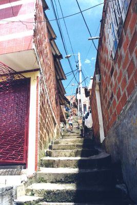 Escalinatas de acceso en el barrio Doce de Octubre, Medellin
CEHAP 1999
Palabras clave: TALLER 23 CALLES BARRIOS MEDELLIN