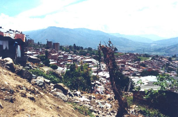 Terreno erosionado en el cerro el Picacho, Medellin
CEHAP 1999
Palabras clave: TALLER 23 EROSION BARRIOS ZONAS DE RIESGO