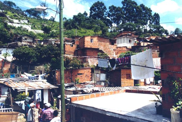 Panoramica de Viviendas en los alrededores del Cerro El Picacho, Medellin
CEHAP 1999
Palabras clave: TALLER 23 BARRIOS MEDELLIN